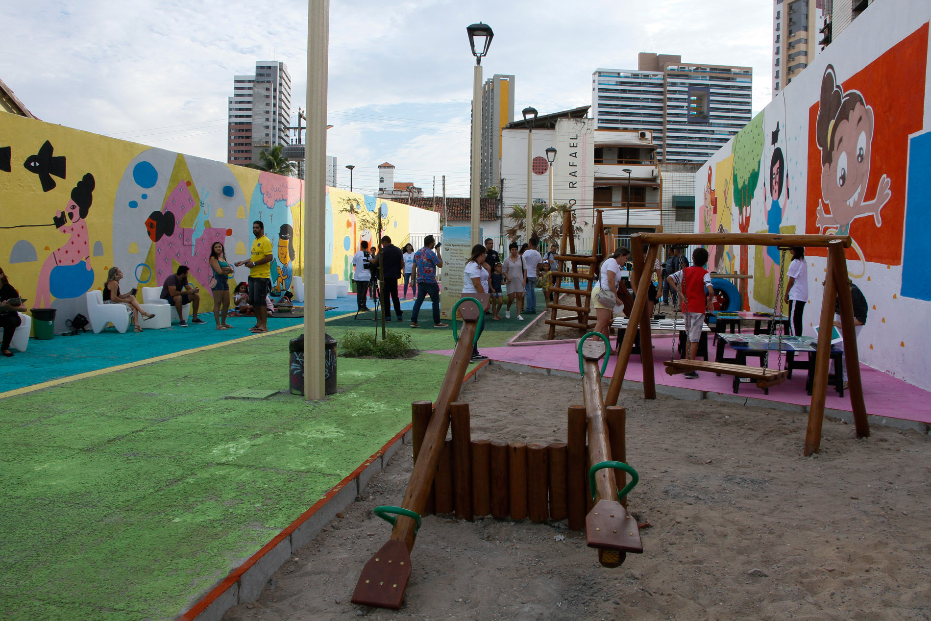 praça com pessoas brincando